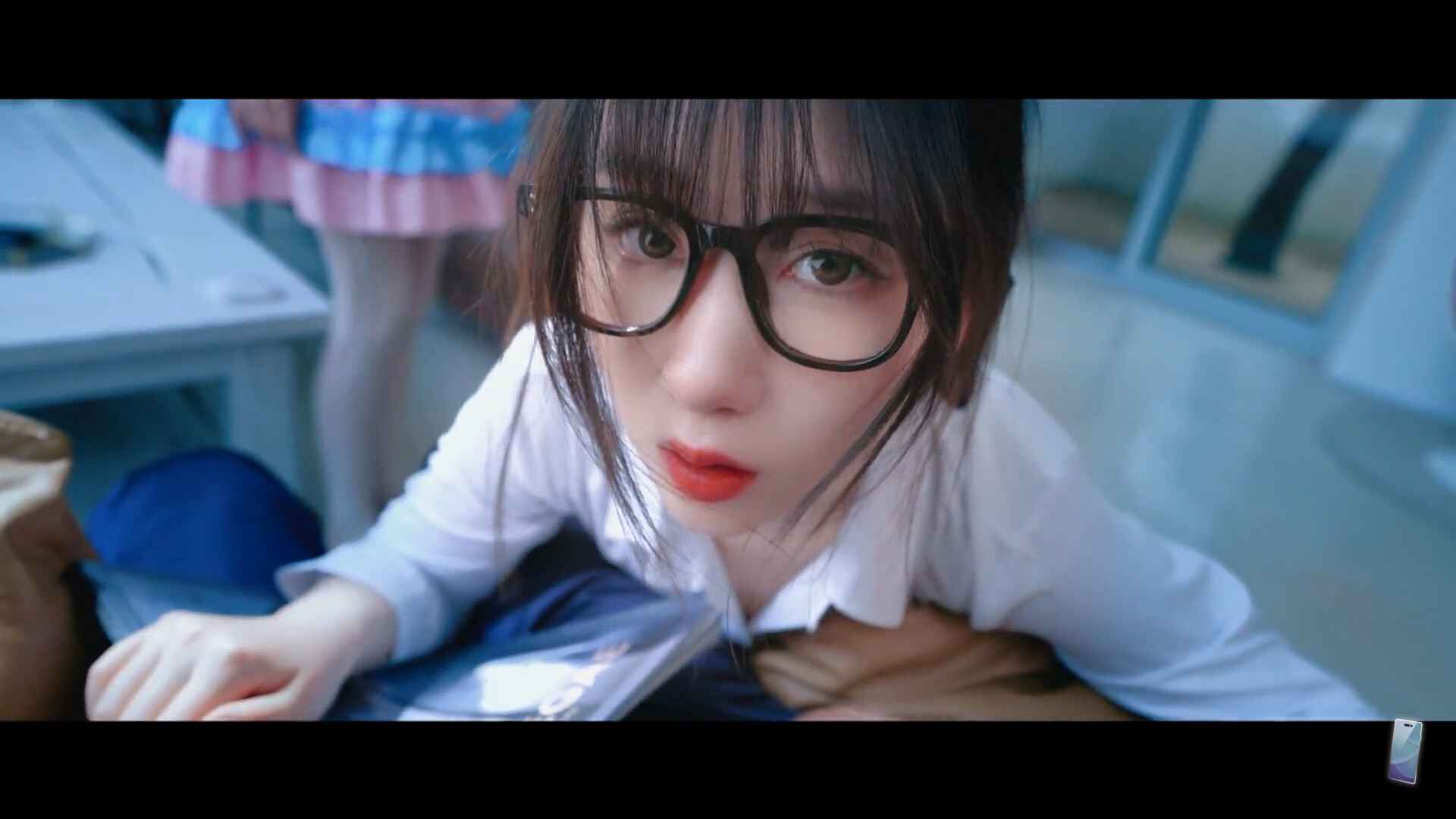 进击吧，异次元美少女  第1张